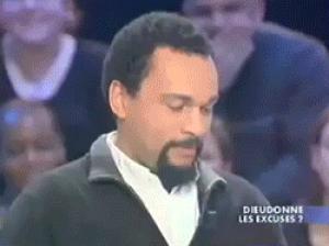 Gif avec les tags : connasse,honhon,rire,tête