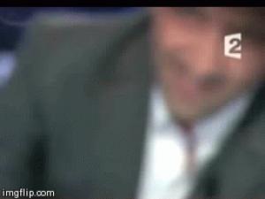 Gif avec les tags : CSOJ,Finkie,Finkielkraut,ce soir ou jamais,fier,finky,haine,moqueur,regard,rire,sourire