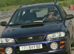 Gif avec les tags : Dieudonné,casse,partir,subaru,turbo,voiture,volant