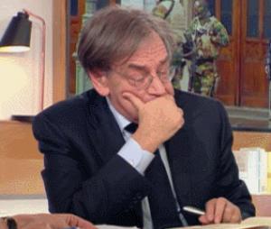 Gif avec les tags : Finkie,Finkielkraut,islam,rire,stylo,télévision