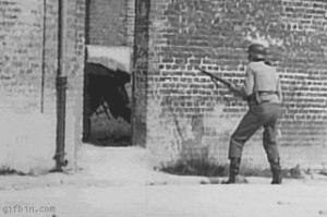 Gif avec les tags : bagarre,casque,guerre,mur,pierre,soldats,ww2,wwii