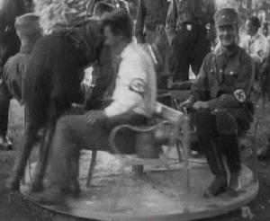 Gif avec les tags : drole,manège,nazi,rire