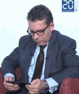 Gif avec les tags : Frédéric Haziza,Haziza,consternation,tablette,tristesse