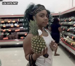 Gif avec les tags : ananas,femme,noire,supermarché