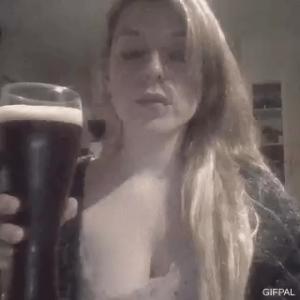 Gif avec les tags : bière,blonde,dans,femme,sexy,vira simkova