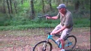 Gif avec les tags : arme,casquette,hickock45,uzi,vieux,vélo