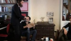 Gif avec les tags : cadeau,dvd,juifs