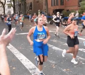 Gif avec les tags : ananas,coureur,marathon