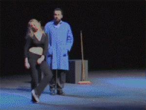 Gif avec les tags : blonde,danse,dégage