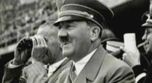 Gif avec les tags : adolf hitler rire content heureux sourire nazi