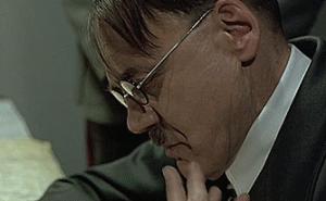 Gif avec les tags : Downfall,Hitler,La chute,lunettes,main,trembler,tremblotte