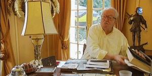 Gif avec les tags : Jean-Marie Le Pen,Shoah,chambre,fourneaux,gaz,livre