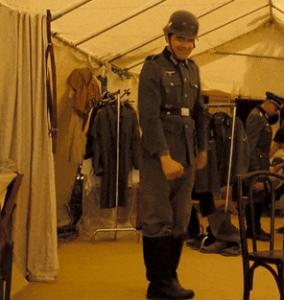 Gif avec les tags : Bean,Mr Bean,bottes,costume,nazi,siegheil