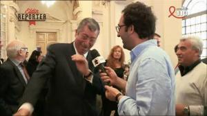 Gif avec les tags : Balkany,bras d'honneur