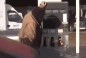 Gif avec les tags : cache,capuche,essence,pétrole,station,voiture