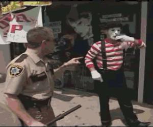 Gif avec les tags : clown,flic,salut nazi