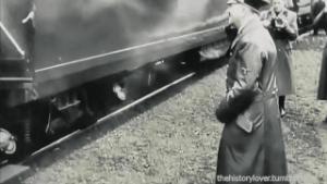 Gif avec les tags : Hitler,Mussolini,train