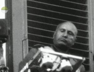 Gif avec les tags : Mussolini,attendre,benito,bras croisés,pupitre