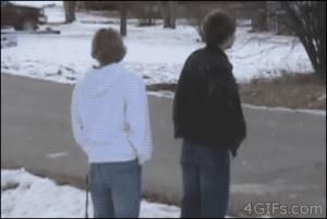 Gif avec les tags : boule de neige,esquiver,fail,lancer,éviter