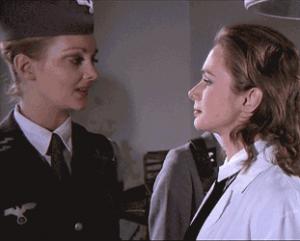 Gif avec les tags : baiser,bisou,embrasser,femmes,filles,kiss,nazi