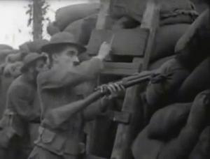 Gif avec les tags : Charlie Chaplin,fusil,guerre,tirer