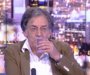 Gif avec les tags : Finkielkraut,alain,cnews,eau,finky,philosophe,tremblotte,verre