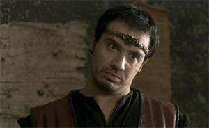 Gif avec les tags : Alexendre Astier,Astier,Kaamelott,hein,tête,wat,wtf,étonné