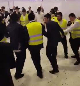 Gif avec les tags : chapeau,danse,fête,gilet,gilets,jaune,jaunes,juif,juifs,juive