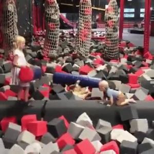 Gif avec les tags : bataille,chute,coton,enfant,enfants,fatality,joute,poutre,tige