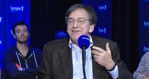 Gif avec les tags : Finkielkraut,europe 1,radio,rire