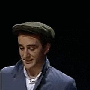 Gif avec les tags : approbation,casquette,elie,oui,tout à fait,tête