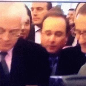 Gif avec les tags : Hollande,Jospin,bouche,manger