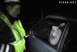 Gif avec les tags : casser,police,policier,russe,vitre,voiture