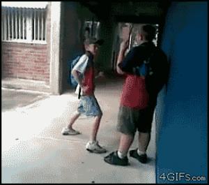 Gif avec les tags : bagare,balèze,fight,gros,école