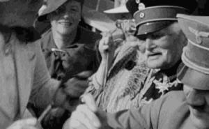 Gif avec les tags : Hitler,bisou,nazi