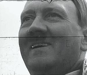 Gif avec les tags : Hitler,admiration,admirer,regard,suivre