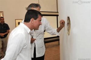 Gif avec les tags : BHL,Valls,cloison,saoumfa,trou dans le mur