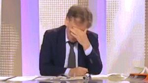 Gif avec les tags : Finkielkraut,bourré,ennui,fail,france 5,lunette,sioniste