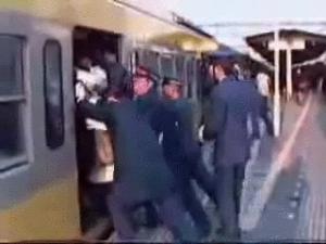 Gif avec les tags : blindé,bourrer,compacter,complet,japon,plein,pousser,sardines,train