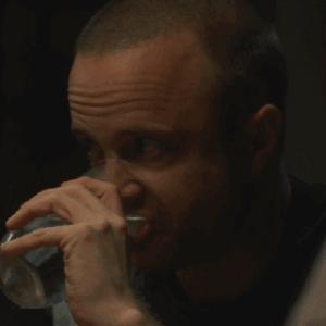 Gif avec les tags : Breaking Bad,Jesse Pinkman,boire,l'air de rien,verre